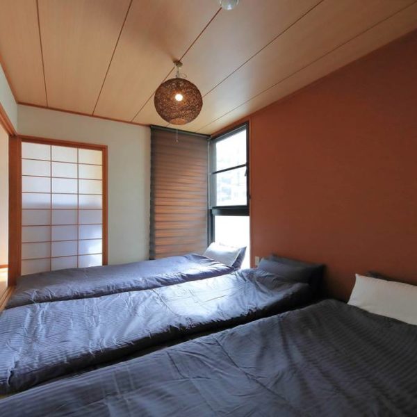 osaka-inn-fully-furnished-guest-room-bnb-near-Nanba-Dotonbori-Shinsaibashi-large-bedrooms-3